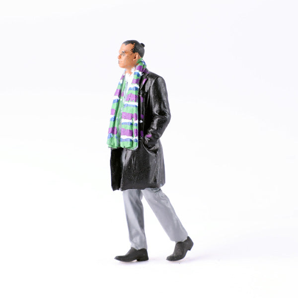 Tara Figures TAR090 - Man Walking in Coat & Scarf