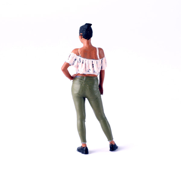 Tara Figures TAR099 - Woman with Frilly Top
